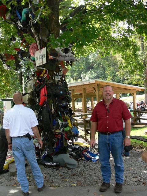 Tim (Elvis) & Jim (postrucks) @ the "Tree of Shame" 