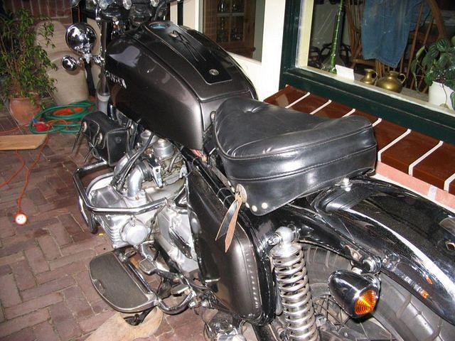 The seat has been given a solid bracket and fixed to the original seatmount on the front.
At the back I drilled a holein the fe