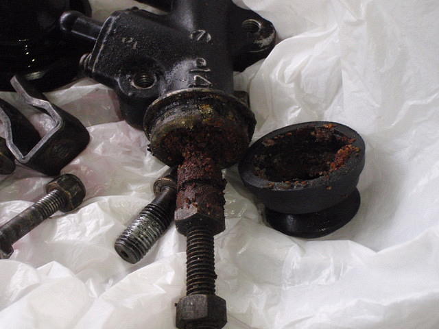 Rear master cylinder