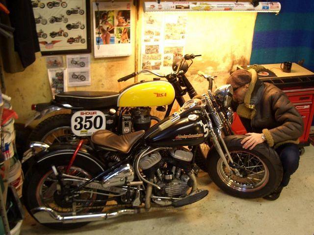 My friend Cay has a workshop together with a couple of friends in the nextdoor backyard. Brilliant HD WLC and a nice little BSA 