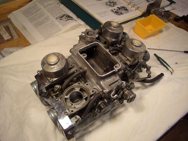 I had lots of trouble getting the
unit off the bike!
I suspect what the manuals says about;
"...just unbolt the manifold