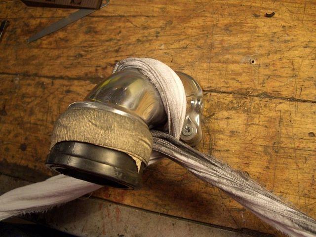 A little trick if you want to polish your intakes manually.
Screw it to the table.
If you use a polishing machine;
do cover t