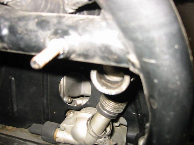 Upper mountingbolt for radiator