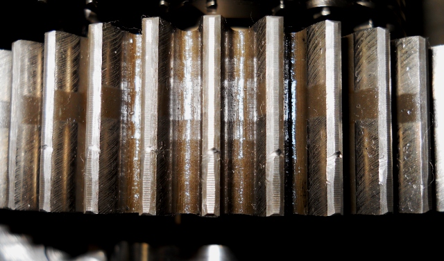 7 TEETH IN CRANK GEAR WITH TINY NICKS IN A STRAIGHT LINE  VERY MINOR LOOKING